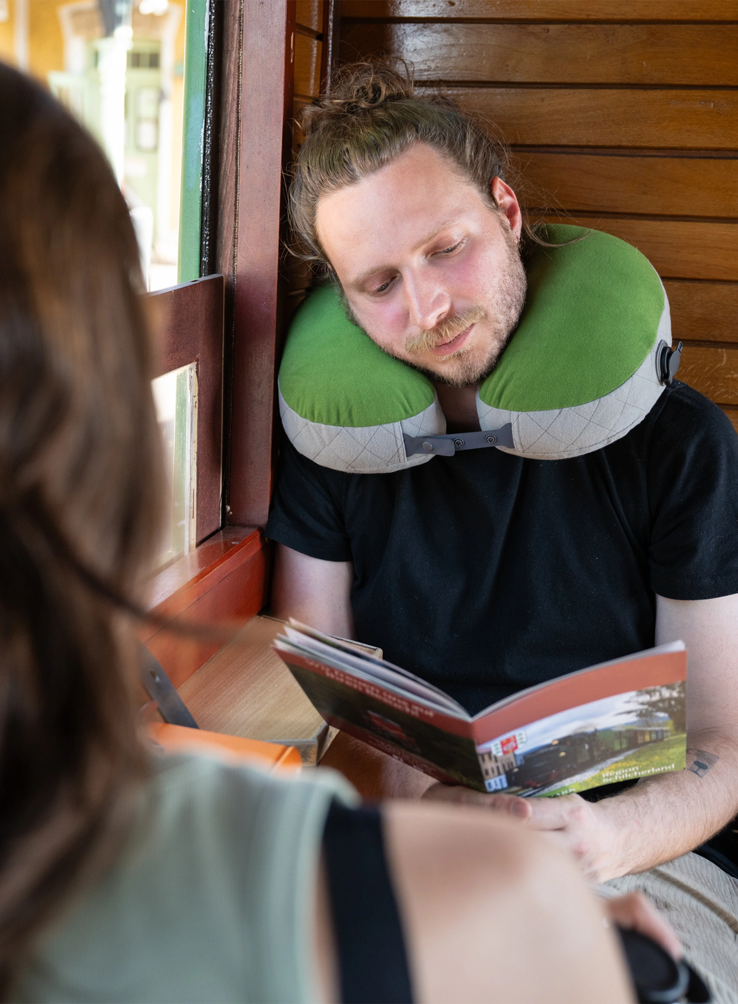 Туристическа възглавница Cocoon U-Shaped Down Neck Pillow - fresh olive/grey