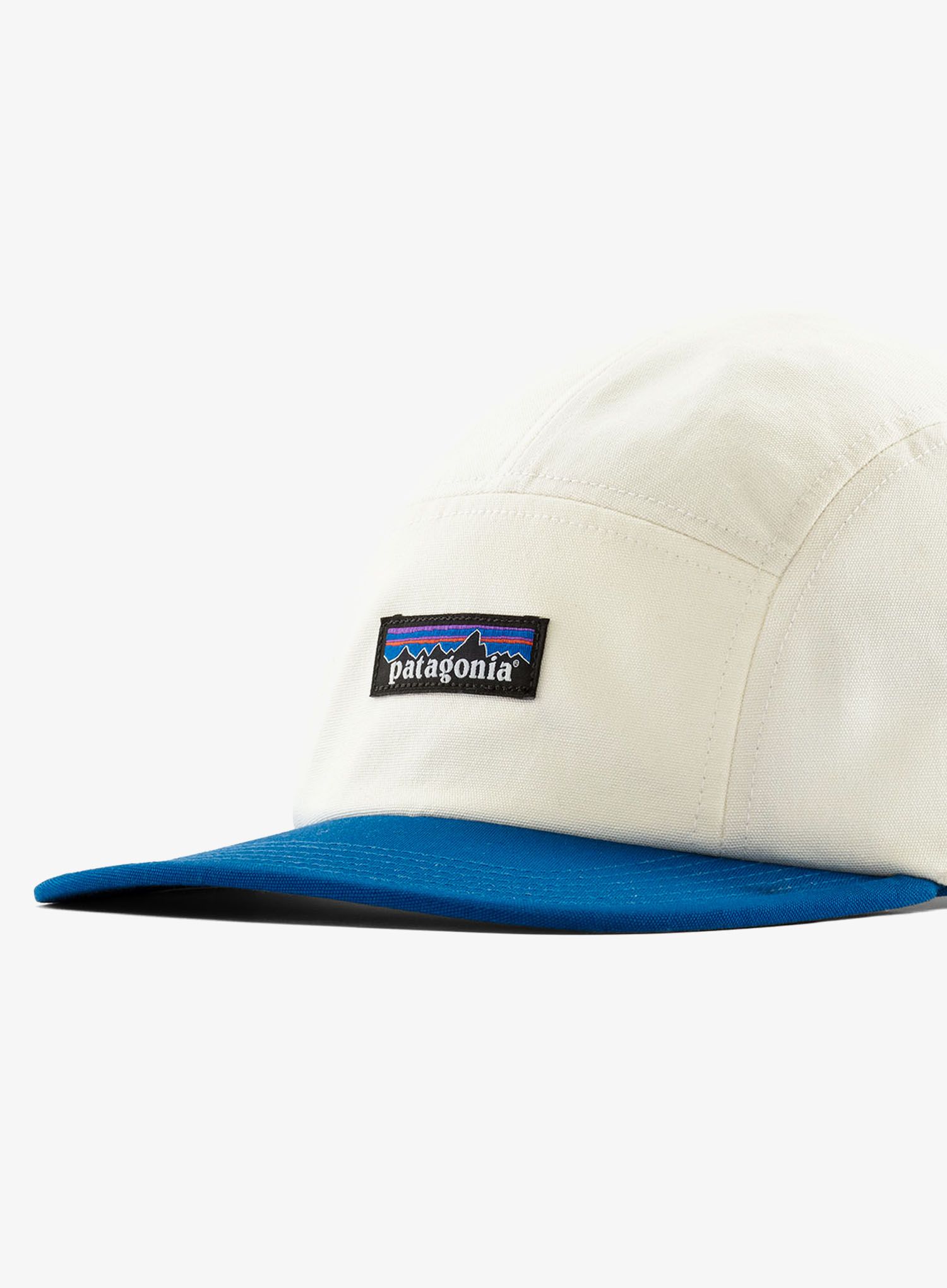 Шапка с козирка Patagonia P-6 Label Maclure Hat - birch white