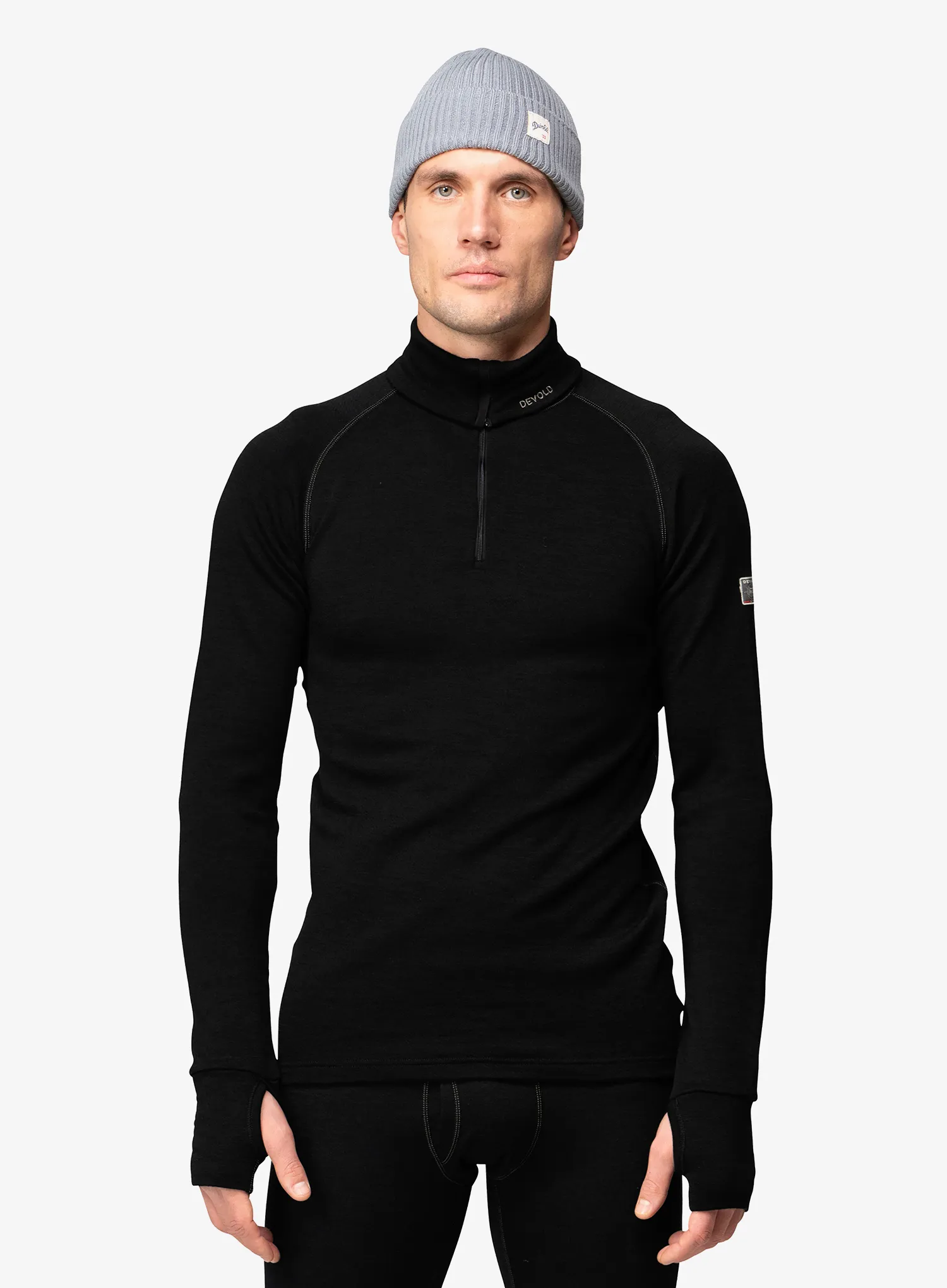 DevoldExpeditionMerino235Z_Neck_black_fw26_7028567100424_1_179.webp