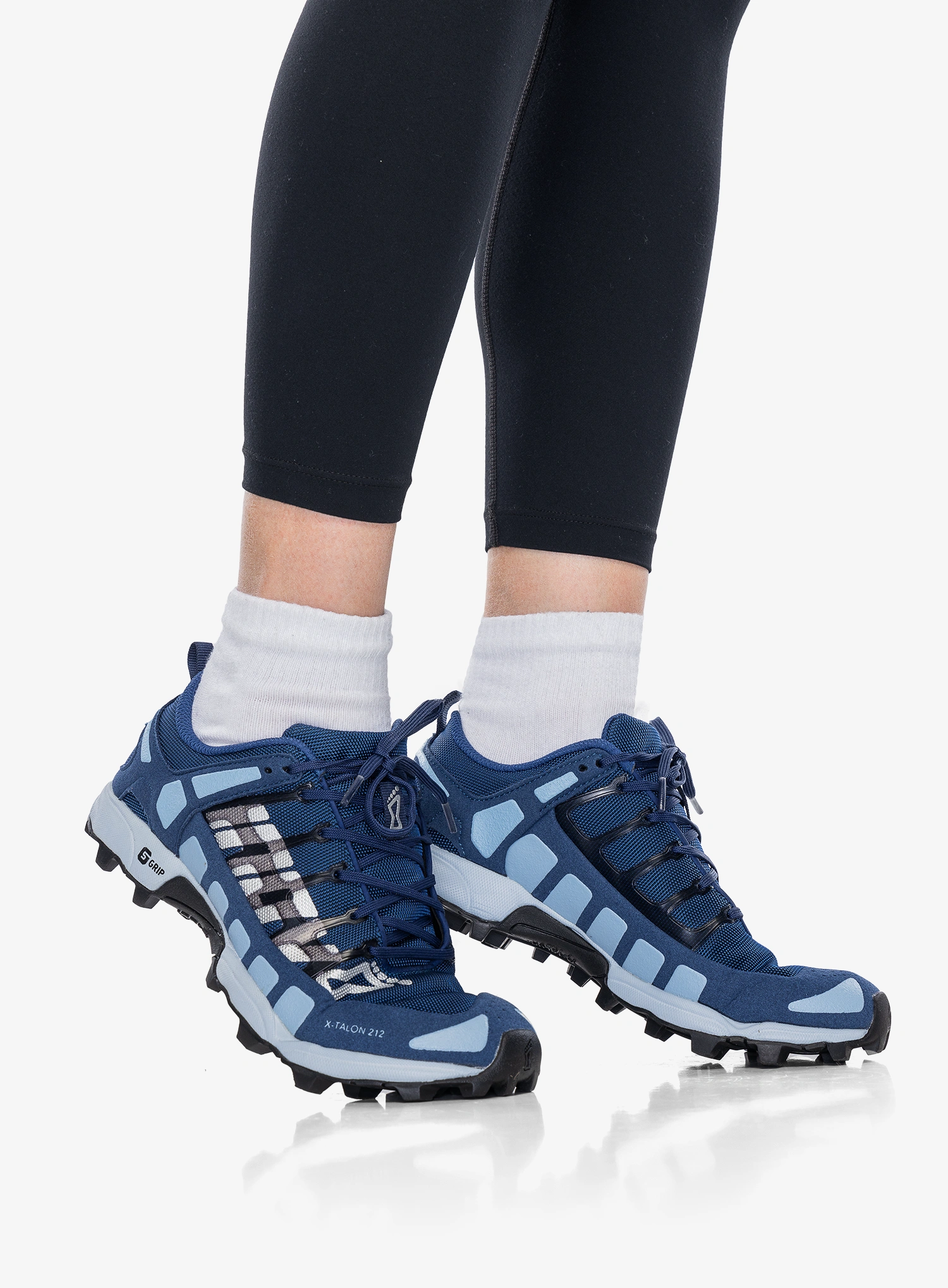 Дамски обувки за планинско бягане Inov-8 X-Talon 212 V2 - blue/light blue