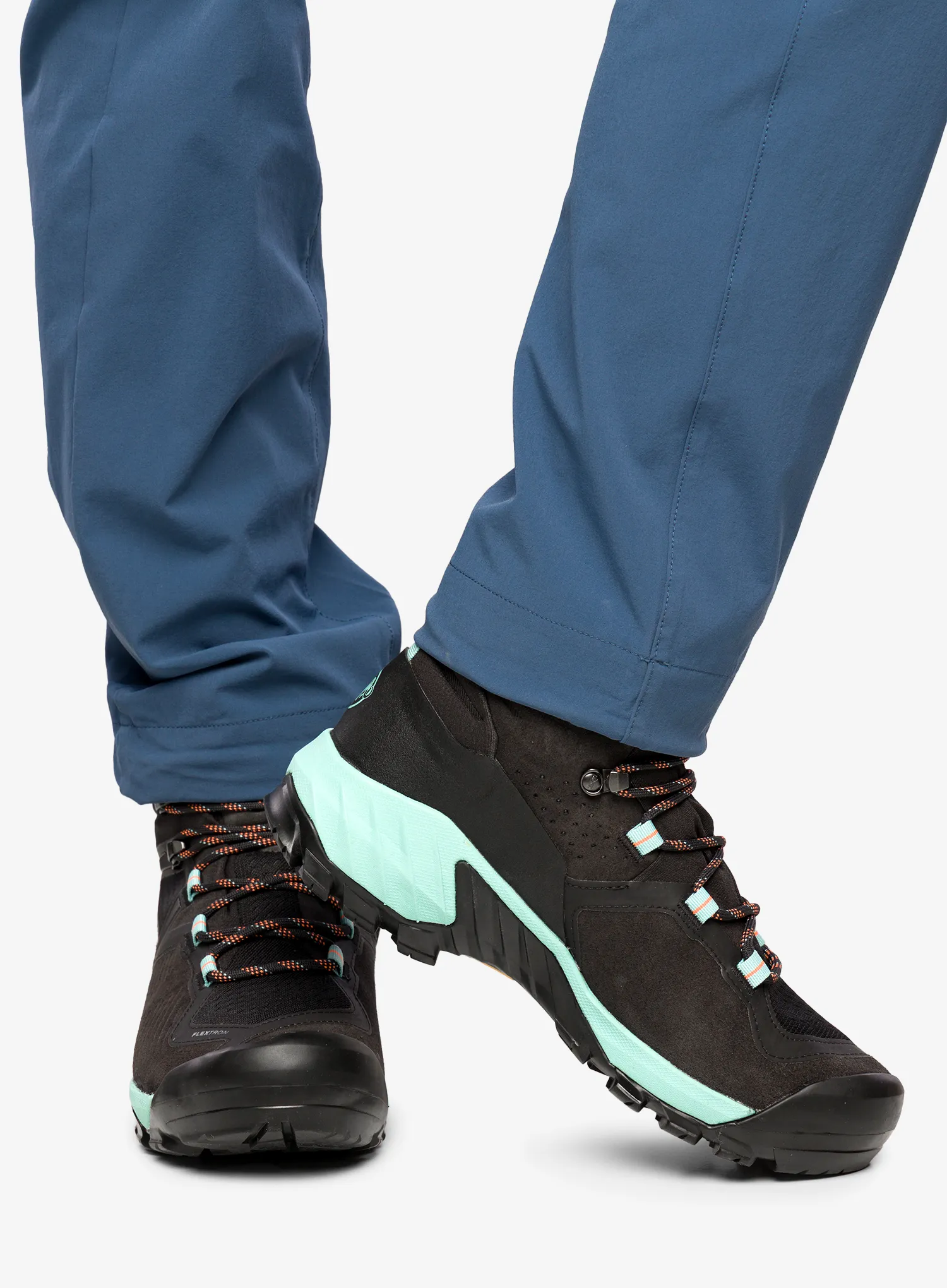 Дамски трекинг обувки Mammut Sapuen High GTX - black/dark frosty
