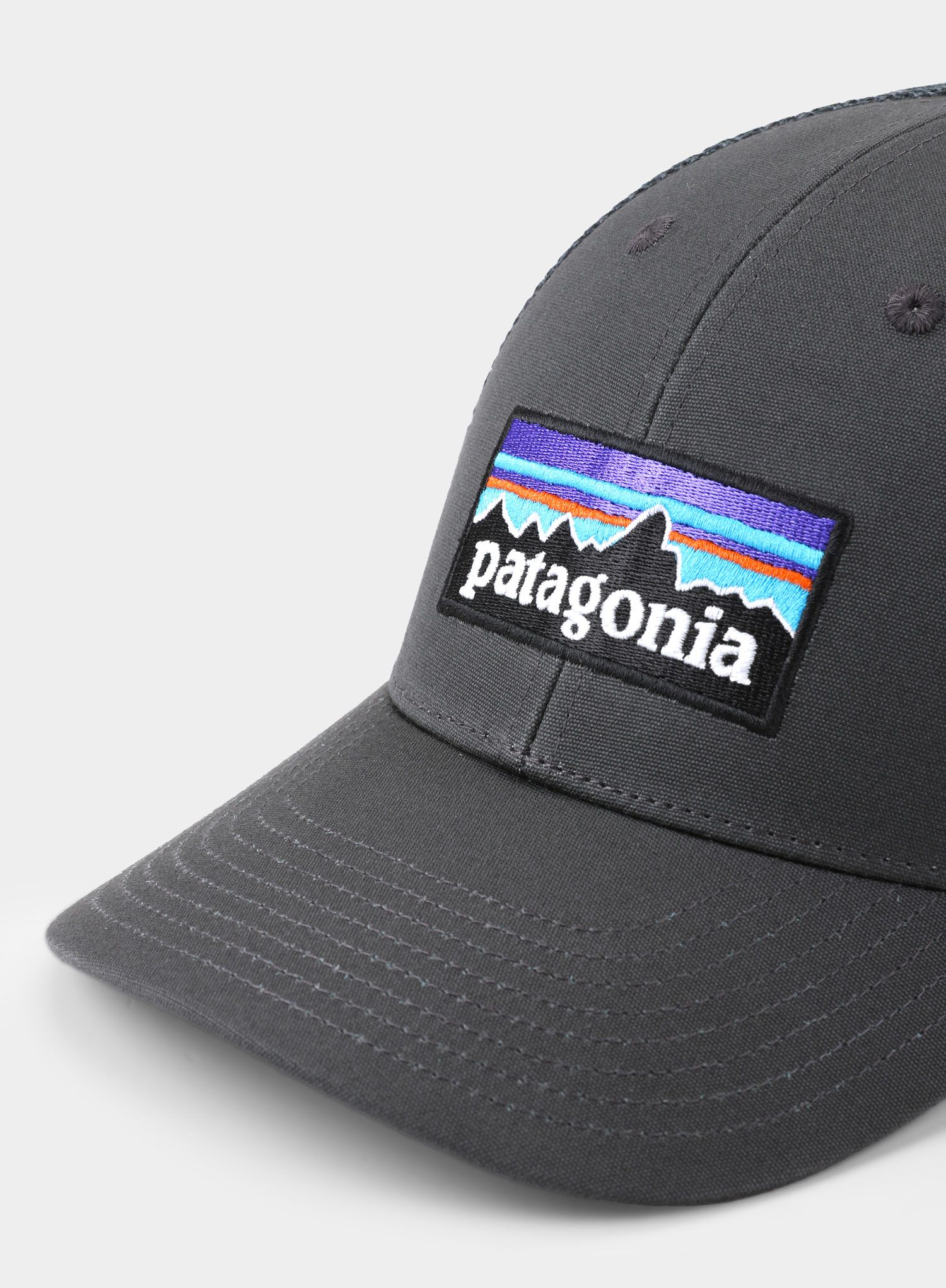 Шапка Patagonia P-6 Logo LoPro Trucker Hat - forge grey