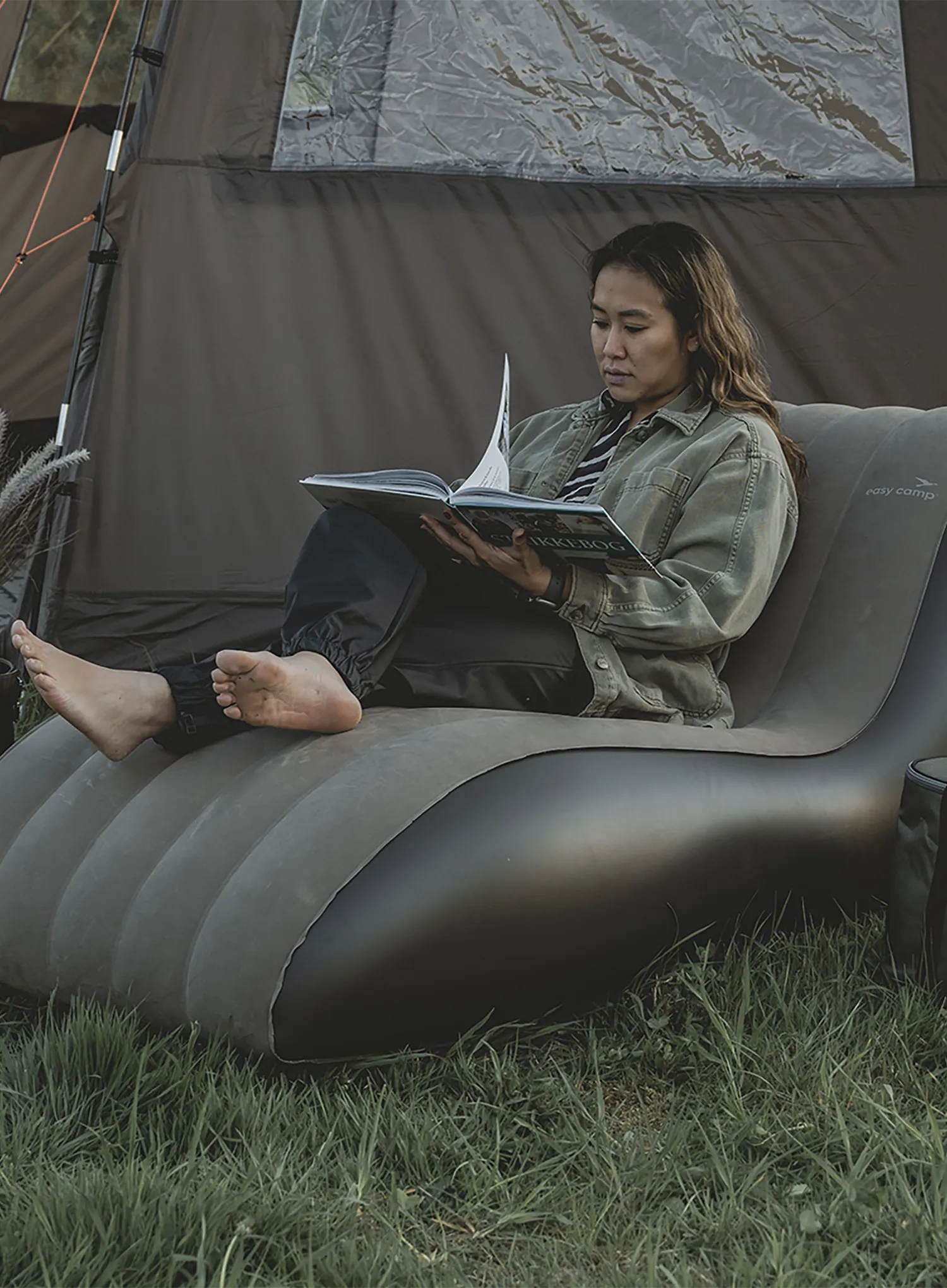 Надуваем стол Easy Camp Maple Lounger