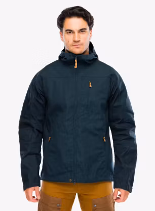 FjallravenStenJacket_darknavy_ss26_235.webp