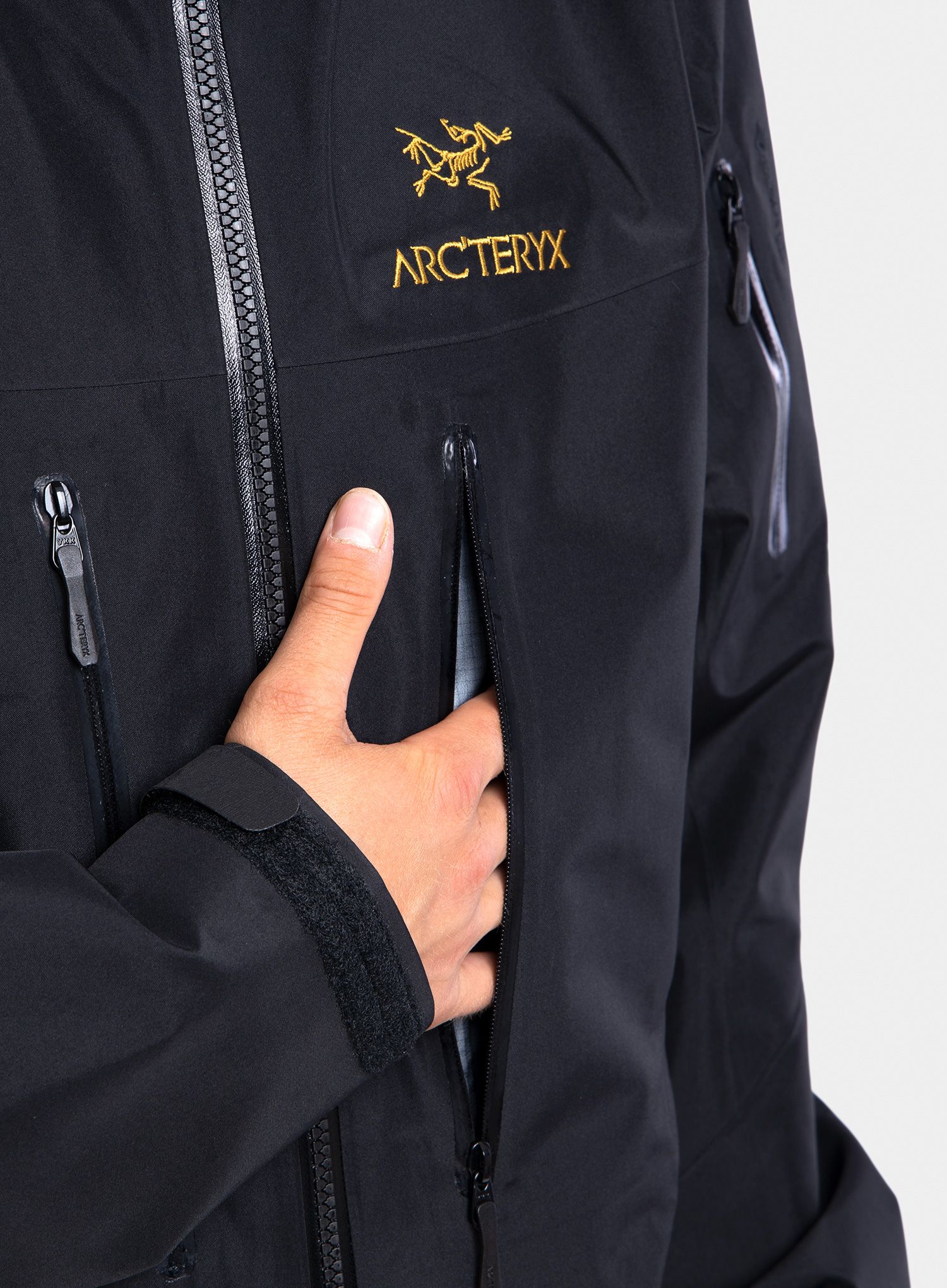 Яке Arcteryx Alpha SV Jacket - 24k black