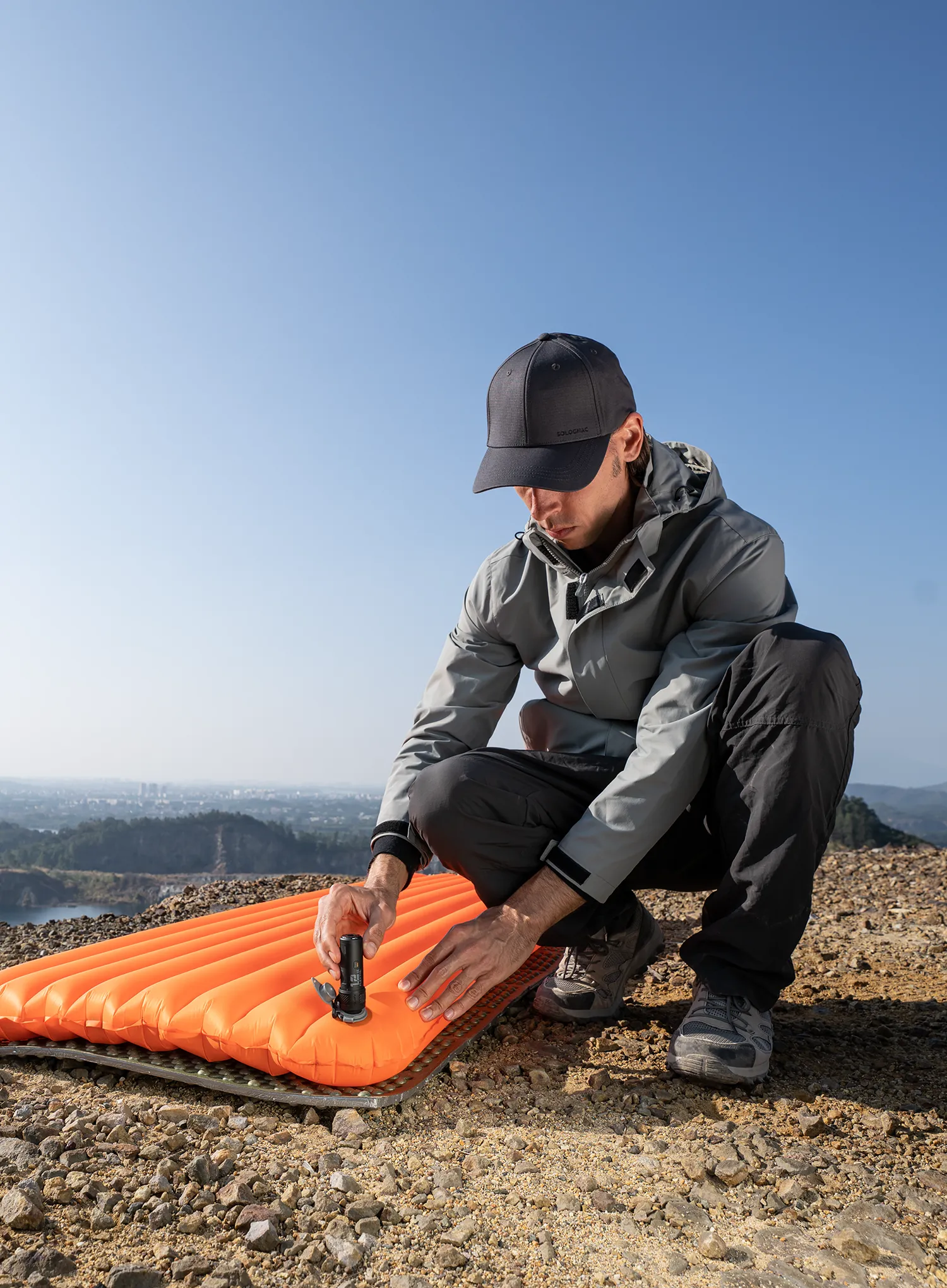 Надуваем матрак Flextail Zero Mattress R05 Regular - orange