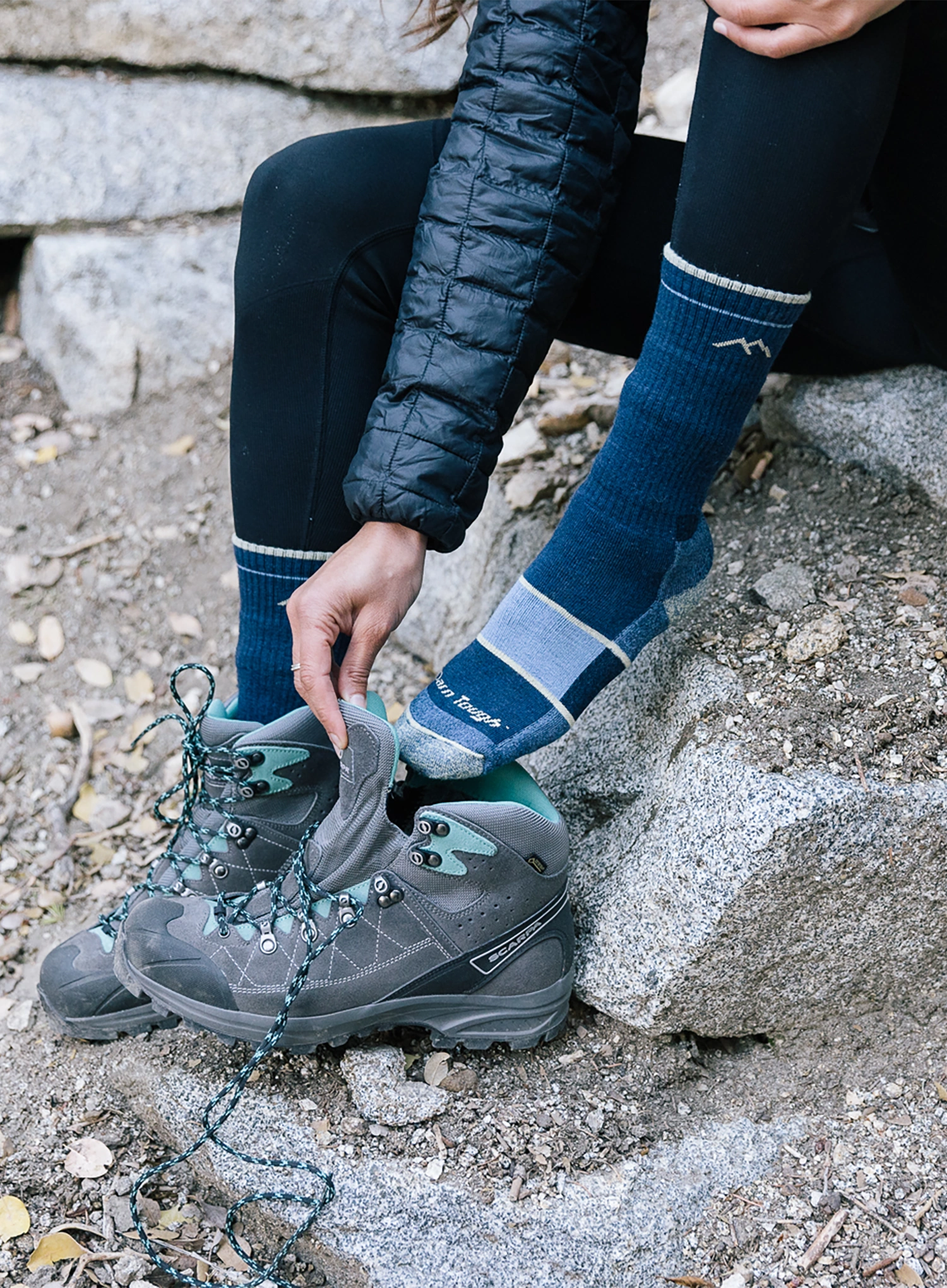 Дамски чорапи за трекинг Darn Tough Hiker Boot Midweight with Full Cushion - eclipse