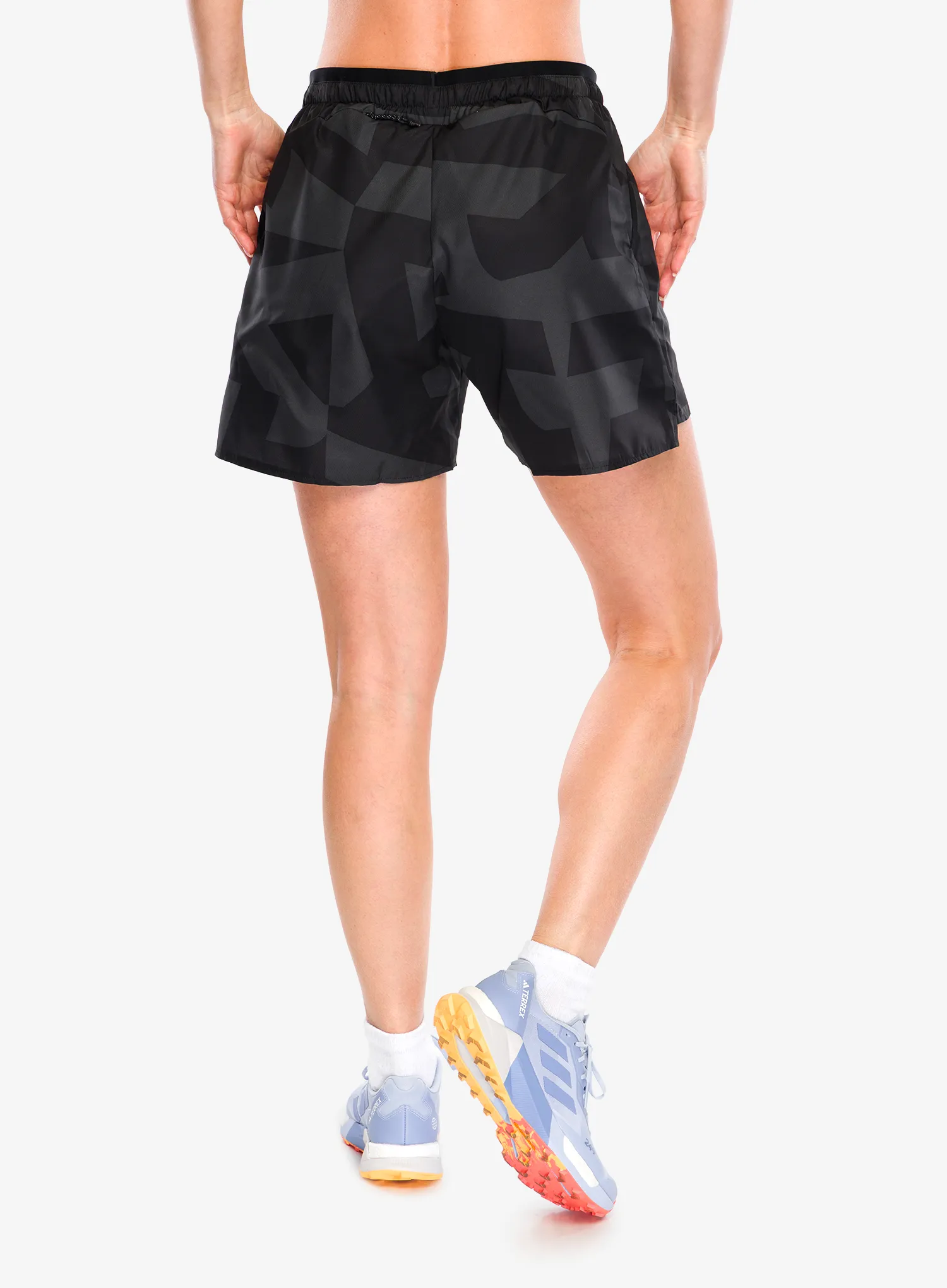 Дамски къси панталони за бягане adidas TERREX Multi Light Shorts Printed - black/carbon/black/bl