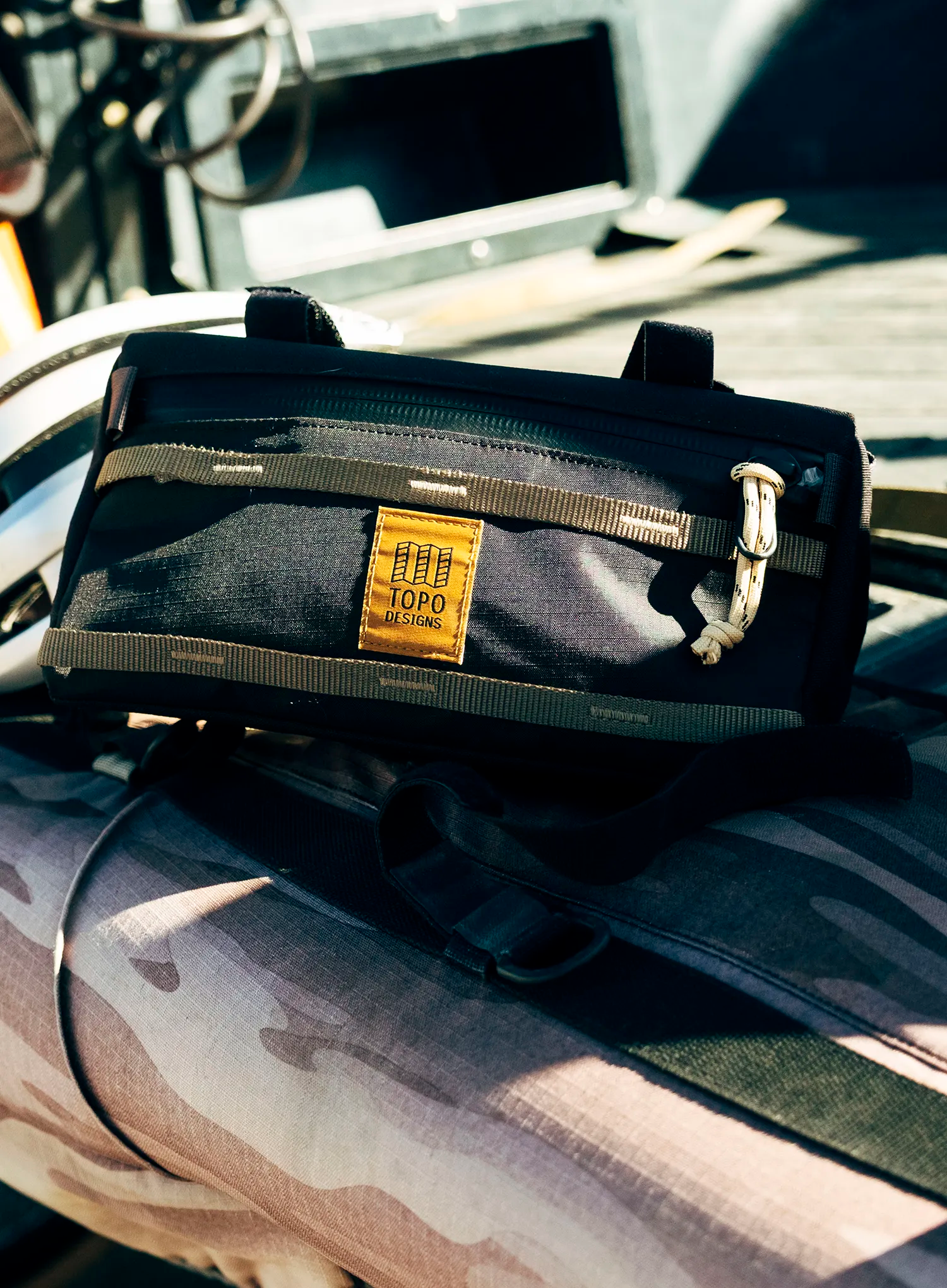 Чанта за кормило Topo Designs Bike Bag - black/neutral