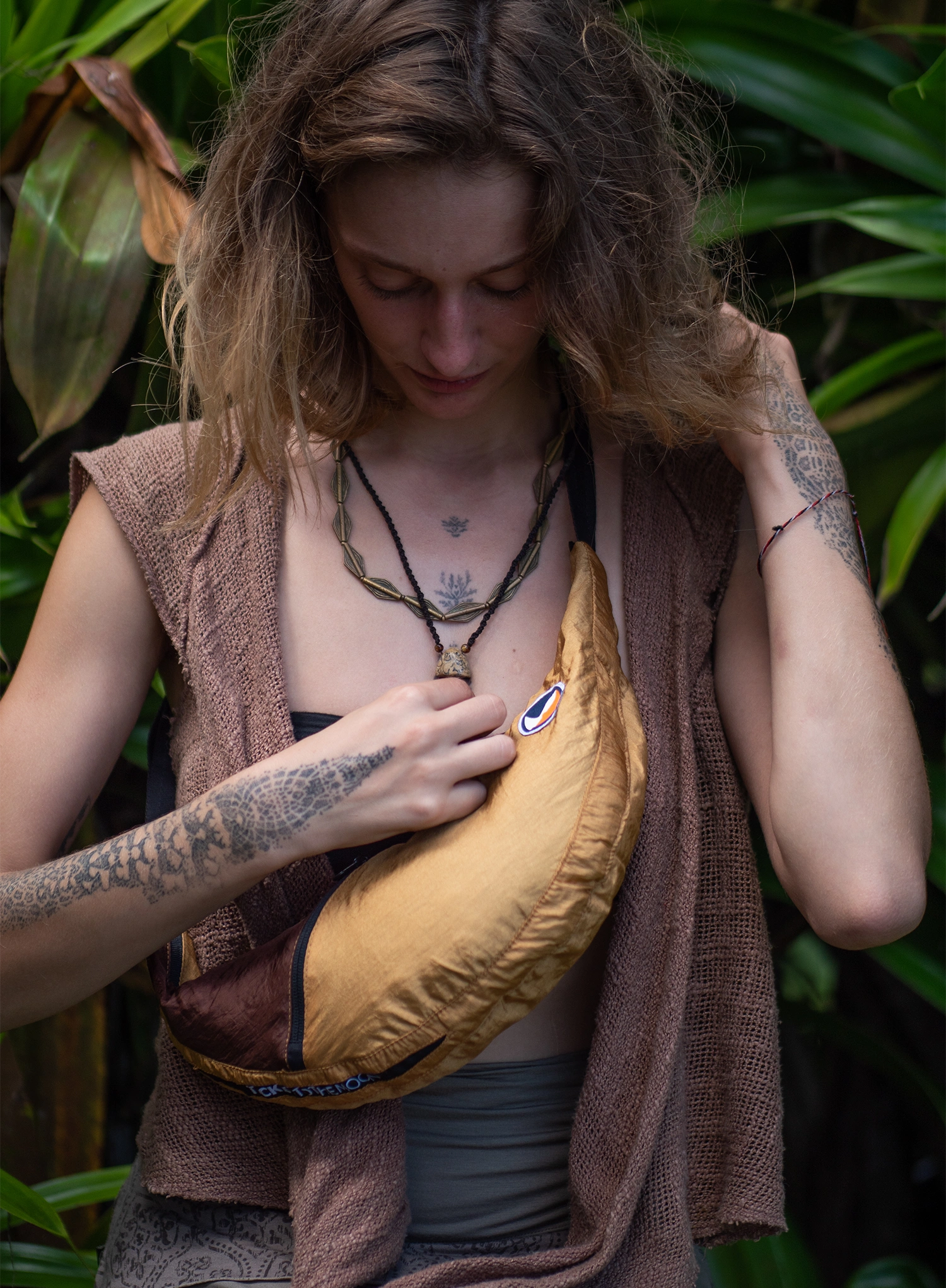 Чанта Ticket To The Moon Upcycled Sling Bag - sand/chocolate